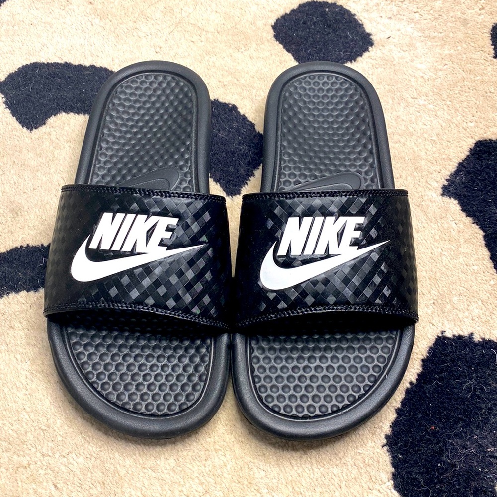 LIKE NEW | Nike women Benassi sliders in black and white size 8